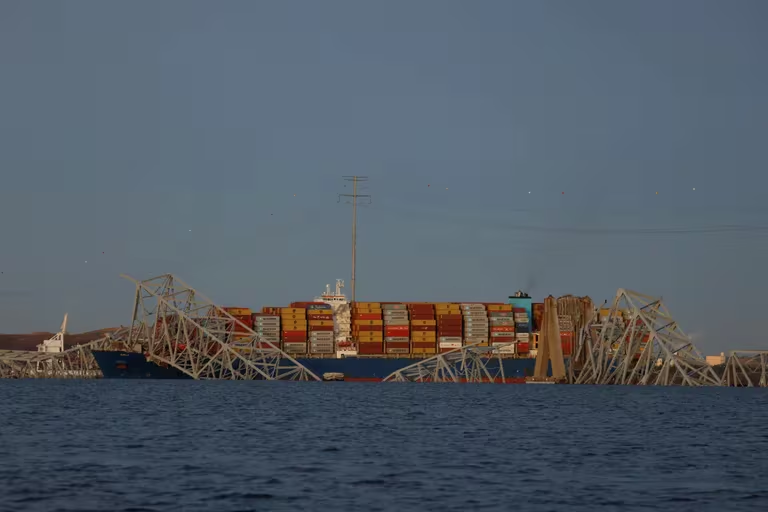 image-8 VIDEO: UN PUENTE SE DESPLOMÓ TRAS SER IMPACTADO POR UN BARCO EN BALTIORE