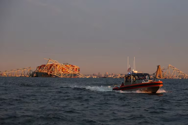 image-9 VIDEO: UN PUENTE SE DESPLOMÓ TRAS SER IMPACTADO POR UN BARCO EN BALTIORE