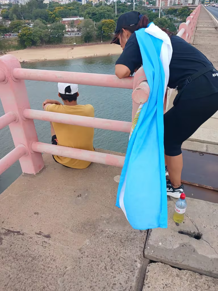 image-1 LA HISTORIA DEL GRUPO DE 500 VOLUNTARIOS QUE MONTAN GUARDIAS TODO EL DÍA PARA PREVENIR SUICIDIOS EN EL PUENTE