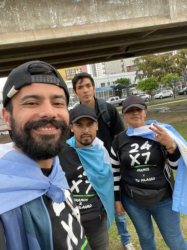 image-3 LA HISTORIA DEL GRUPO DE 500 VOLUNTARIOS QUE MONTAN GUARDIAS TODO EL DÍA PARA PREVENIR SUICIDIOS EN EL PUENTE