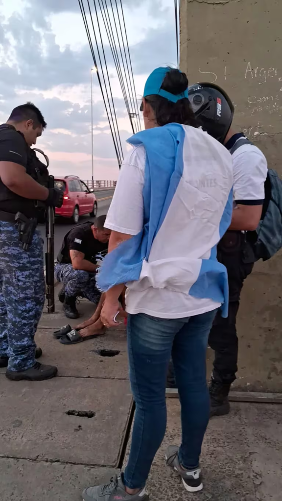 image-4-576x1024 LA HISTORIA DEL GRUPO DE 500 VOLUNTARIOS QUE MONTAN GUARDIAS TODO EL DÍA PARA PREVENIR SUICIDIOS EN EL PUENTE