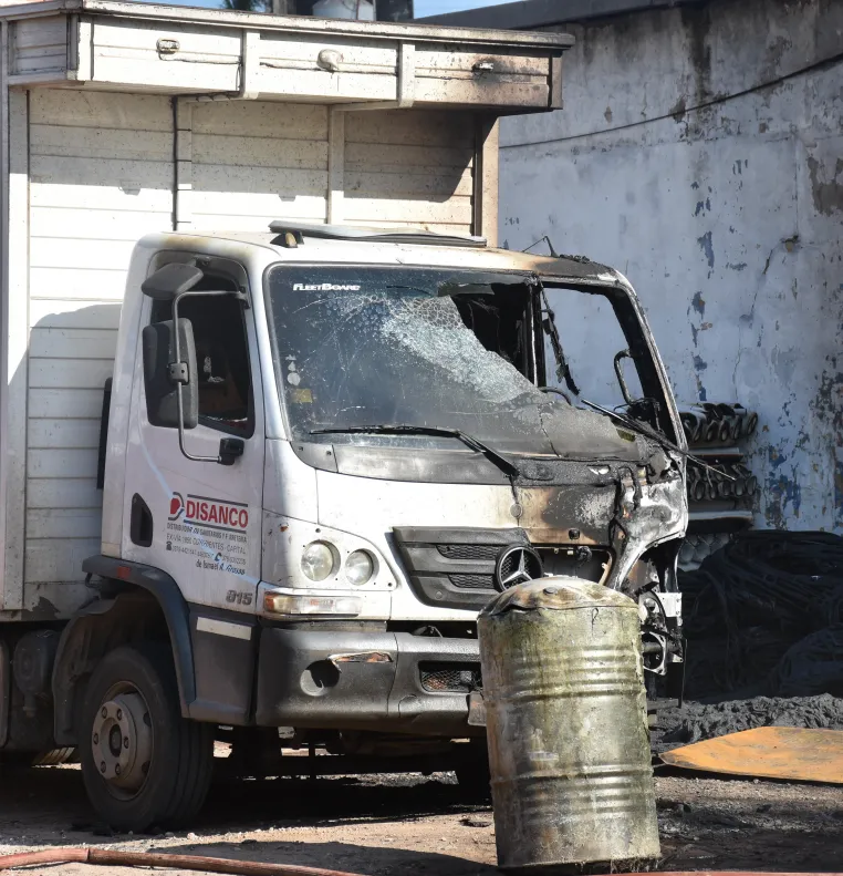image-9 BOMBERO GRAVE Y DAÑOS TOTALES TRAS INCENDIO EN GALPONES DE FERRETERÍA