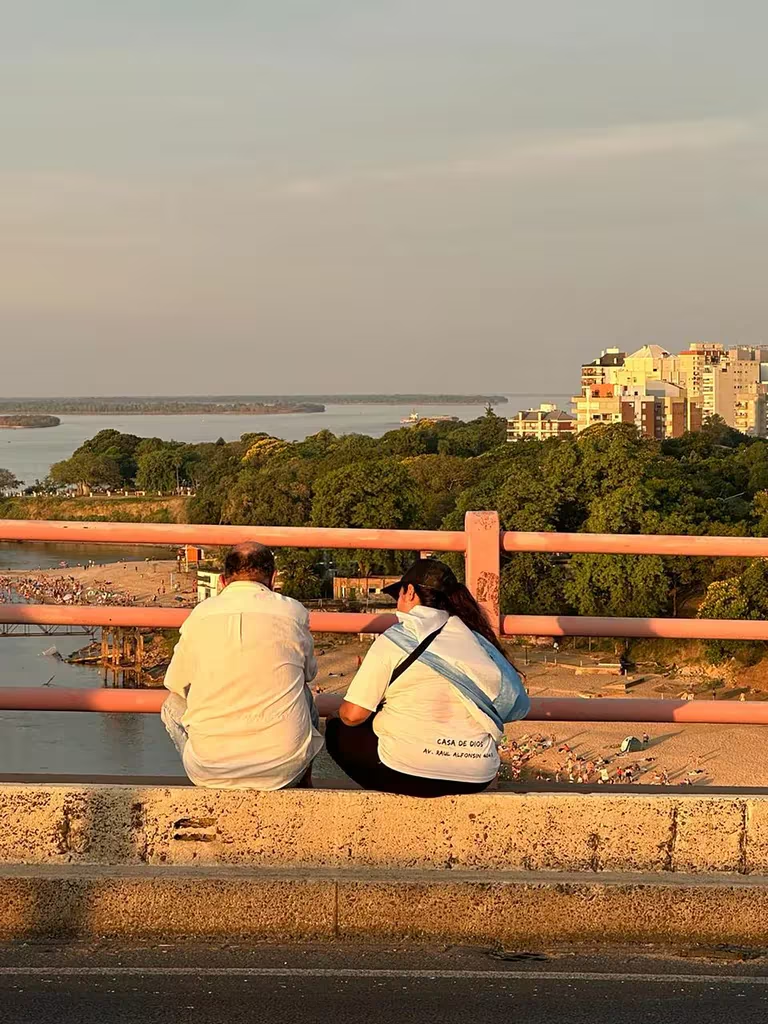 image LA HISTORIA DEL GRUPO DE 500 VOLUNTARIOS QUE MONTAN GUARDIAS TODO EL DÍA PARA PREVENIR SUICIDIOS EN EL PUENTE