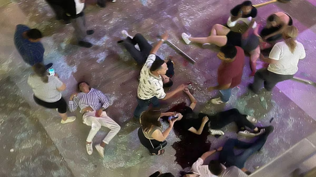 image-2-1024x576 DOS JÓVENES MUERTOS Y 15 HERIDOS TRAS EL COLAPSO DE UN BARANDAL VIDRIADO EN LA PRESENTACIÓN DE UN YOUTUBER
