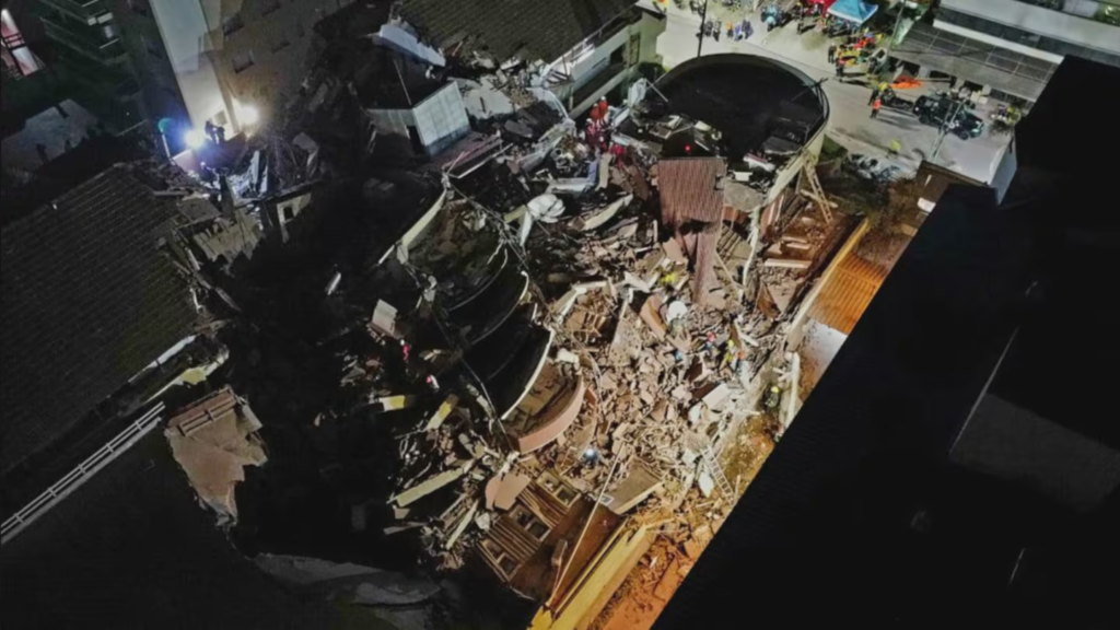 image-14-1024x576 SE DERRUMBÓ UN HOTEL EN VILLA GESELL: BOMBEROS BUSCAN AL MENOS 7 PERSONAS ATRAPADAS ENTRE LOS ESCOMBROS