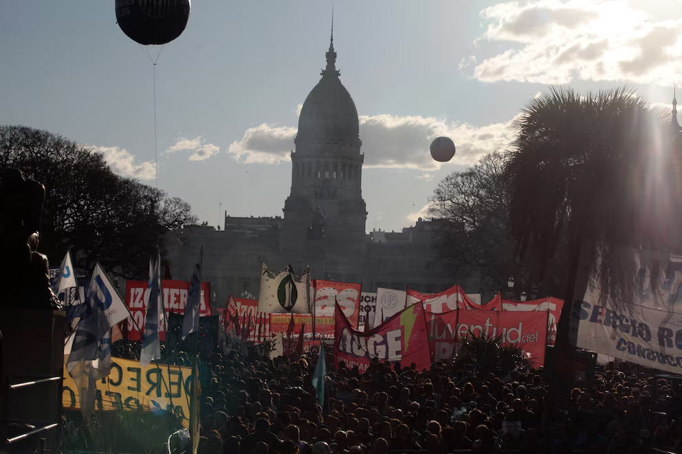 image-2 EL GOBIERNO VETÓ LA LEY DE FINANCIAMIENTO UNIVERSITARIO TRAS LA MULTITUDINARIA MARCHA POR LA EDUCACIÓN PÚBLICA