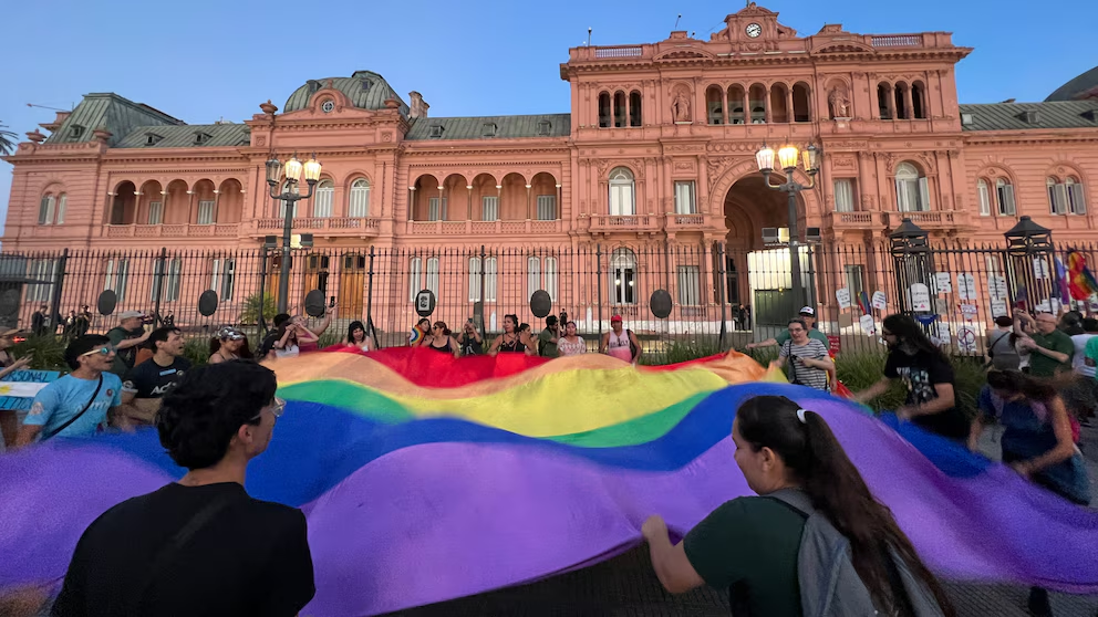 image-3 EL GOBIERNO PROHIBIRÁ LOS TRATAMIENTOS DE CAMBIO DE GÉNERO PARA MENORES DE 18 AÑOS
