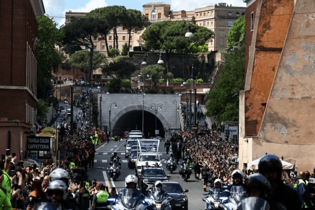 image-37-1024x683 TRAS EL MULTITUDINARIO FUNERAL, EL PAPA FRANCISCO YA DESCANSA EN LA BASÍLICA DE SANTA MARÍA LA MAYOR