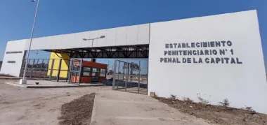 image LA ATRAPARON LLEVANDO DROGAS EN SUS GENITALES A SU MARIDO PRESO