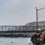 España refuerza la frontera de Ceuta tras el ingreso masivo de migrantes desde Marruecos