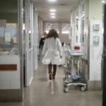 El Gobierno ordenó que extranjeros no residentes deben pagar su atención en hospitales de toda Argentina