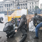 El Gobierno denunció penalmente a los manifestantes que provocaron destrozos y tiraron piedras en la marcha universitaria