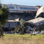 Dos trenes chocaron en España y hay al menos 30 muertos
